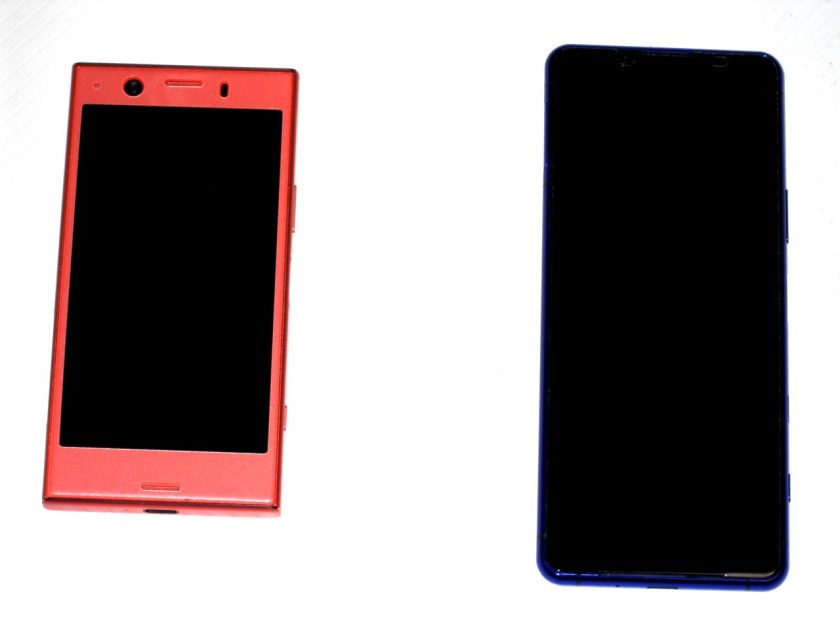 Sonyの「Xpria XZ1 Compact(SO-02K)」と「Xperia 5Ⅱ(SO-52A)」のフロント側